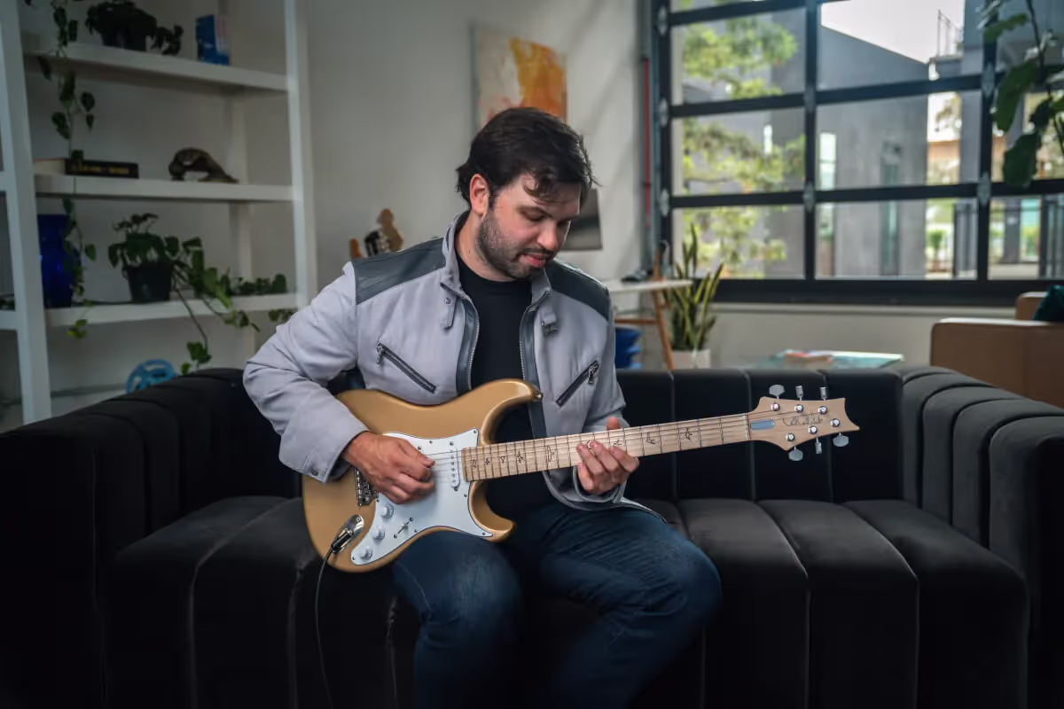 Achieving the Iconic Blues Guitar Sound: Techniques & Gear